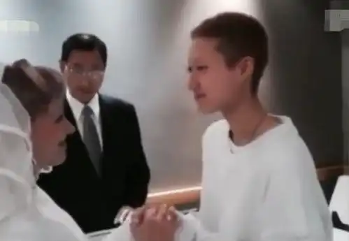  小龙女婚礼短片曝光,与女友婚礼相拥而泣,证婚人表情令人瞩目