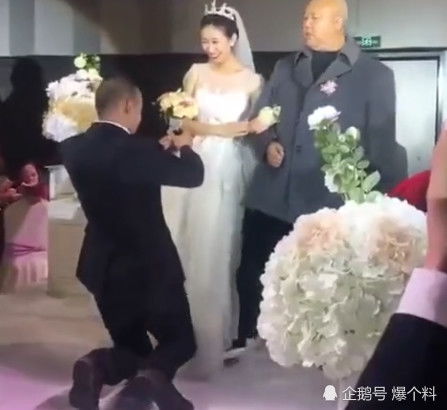  爆笑gif趣图爸爸突如其来的一吻,弄得儿子一脸的懵逼