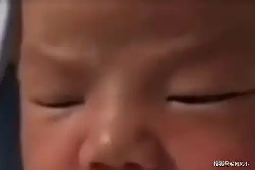  出生不久的男宝,听见隔壁女宝的哭声,接下来的小表情亮了