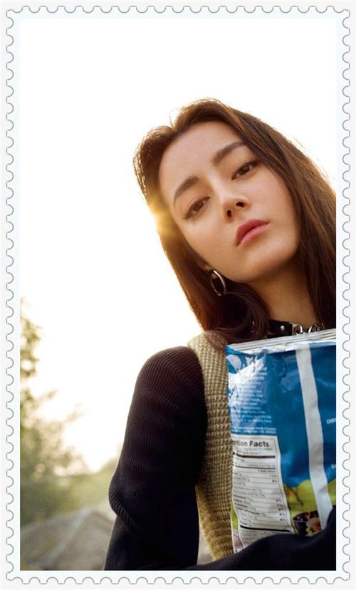  迪丽热巴时尚写真,做搞怪表情的她好可爱
