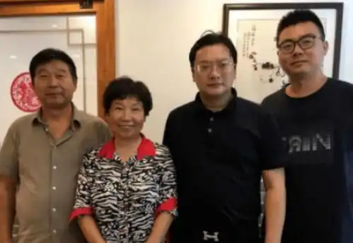  慌了二审后杜新枝收到鲜花,一脸严肃无表情,付律也在强颜欢笑