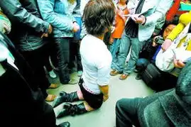  中国114黄页内江分站本地动态宜宾女子街头跪数小时只为求得男朋友原谅