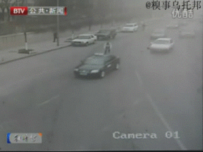 行车记录仪拍下老太碰瓷全程碰瓷男子惨遭粗心司机碾死 行车记录仪拍下老太碰瓷全程碰瓷男子惨遭粗心司机碾死