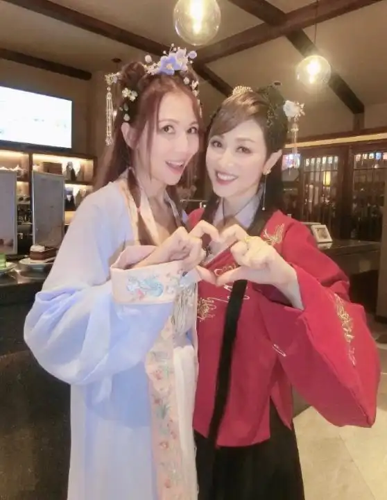  港普f4组汉服聚会,洪欣贵妇陈法蓉艳丽,朱茵娇小嫩成少女