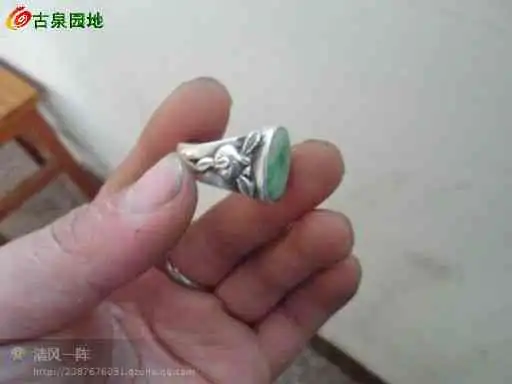  银泥戒指镶翡翠值钱吗