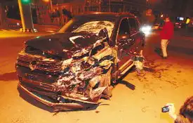 男子驾车撞警车并碾死一男子事后逃逸 男子驾车撞警车并碾死一男子事后逃逸