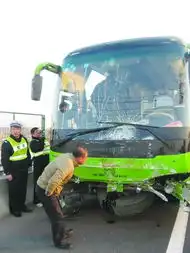 大客碾警车五民警四死一伤目击者讲述经过 大客碾警车五民警四死一伤目击者讲述经过