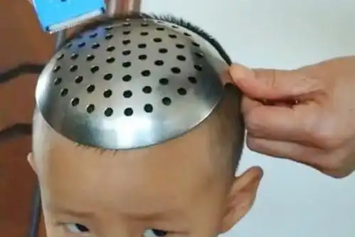  父亲用自制神器给孩子剪头发,孩子表情亮了,网友想看成果