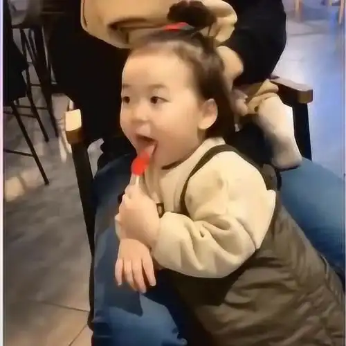  表情包小女孩夏温长大了,我也想偶遇,太可爱了吧
