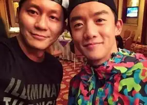  郑凯暖房趴爆照,大黑牛李晨实力抢镜,表情搞怪可见心情大好