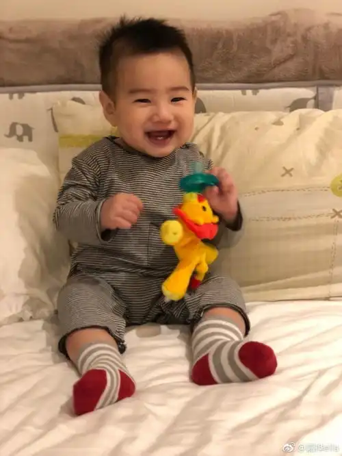  组图辣妈ella亲密搂娃母爱爆棚劲宝咧嘴大笑秒变表情包