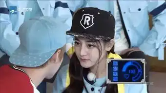  鹿晗最近桃花不断迪丽热巴捆绑他上热搜,倒贴艺人被嘲笑