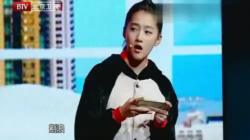  关晓彤沉迷游戏,爸爸叫吃饭都不吃了网友太可爱了
