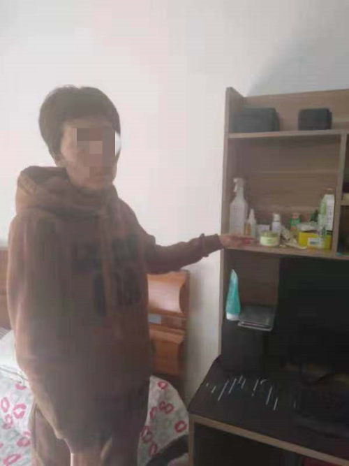  看见促销员太忙,本溪大妈悄悄把促销商品揣回家,被警方抓获