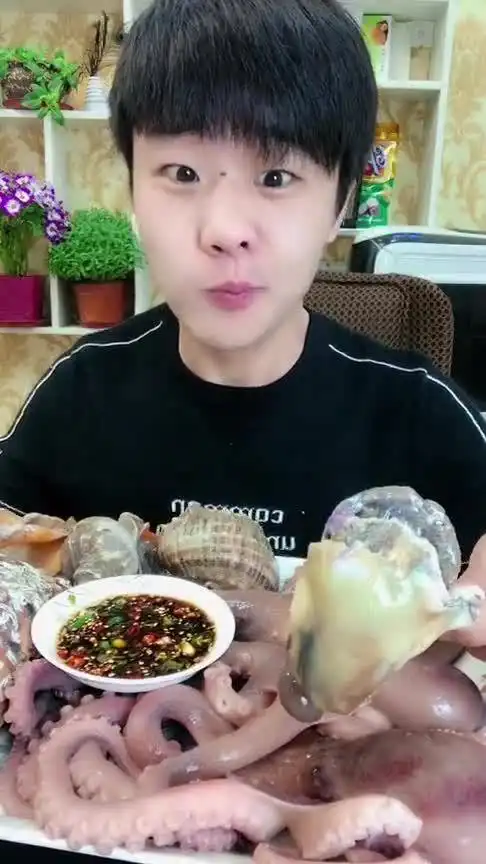  美食主播挑战面无表情吃苦胆,结果也是醉了