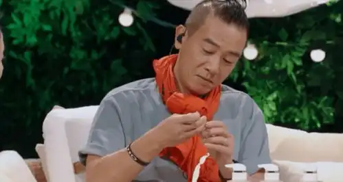  应采儿收到陈小春送的戒指,并戴在手上展示,小春哥眼光真好