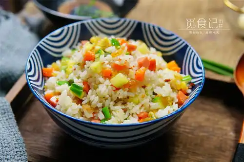 炒饭这样做最香,比蛋炒饭好吃多了,我家有剩米饭总这样吃