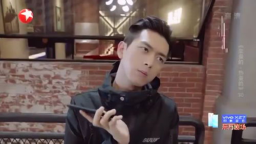  亲爱的热爱的韩商言佟年打电话好甜,韩商言陶醉的表情超可爱