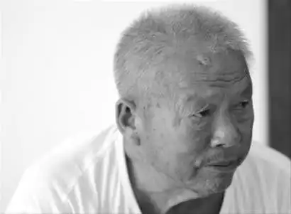 还记得表情包梭哈老人吗看着十分喜庆,背后的故事是场悲剧