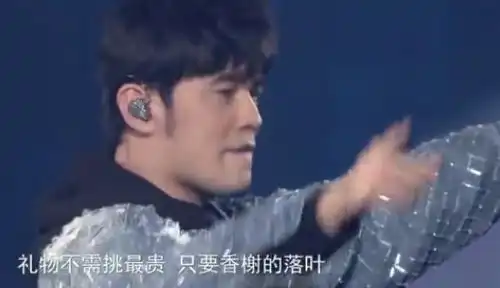  周杰伦演唱时问王俊凯粉丝在哪里,两人还一起现身潮牌店