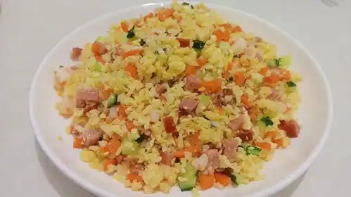  喜欢吃炒饭的朋友试试这种方法,饭粒金黄味道鲜美