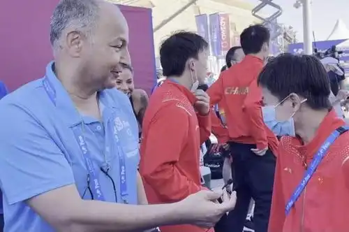 太搞笑全红婵霸气反怼惹泳联主席大笑,一旁外国运动员表情亮了
