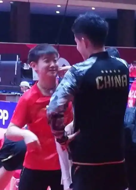  甜蜜中国18岁世界冠军亲密捏脸孙颖莎,女乒小魔王为此笑开了
