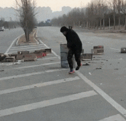  搞笑gif段子如果这个小姐姐掉进水里,你的专业能为她做什么