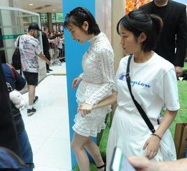  吴昕穿出席某活动白裙踩高跟鞋网友女人味十足