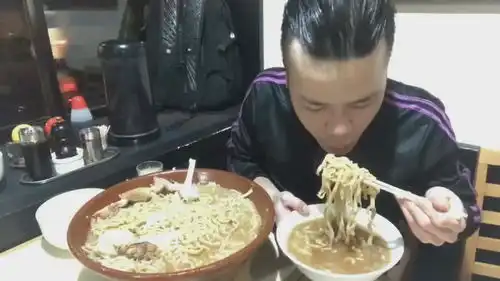  吃货小表情真到位,美食吃不停,晚上看饿坏了