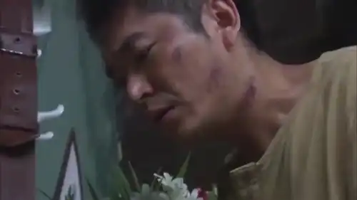  墨扬趁医生离开,赶紧翻包找戒指,没想到被发现了