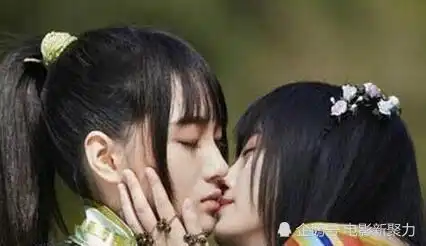  鞠婧祎赵嘉敏挽手同框尽显姐妹情深,高颜值美女互动超级甜