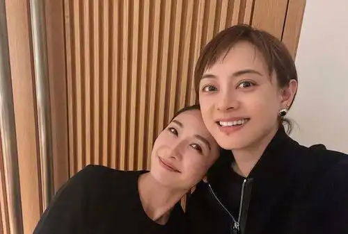  娘娘留长发了孙俪出席活动长发披肩,脸蛋圆润,白裙温柔又优雅