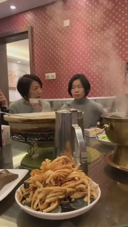  吃个饭而已,胡歌那是什么表情啊,真是太好玩了