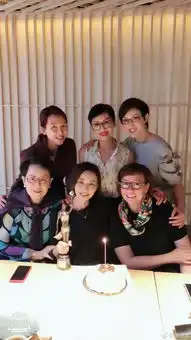  蔡少芬陈法蓉为毛舜筠庆祝,过去了一个月还来庆祝,可见姐妹情深