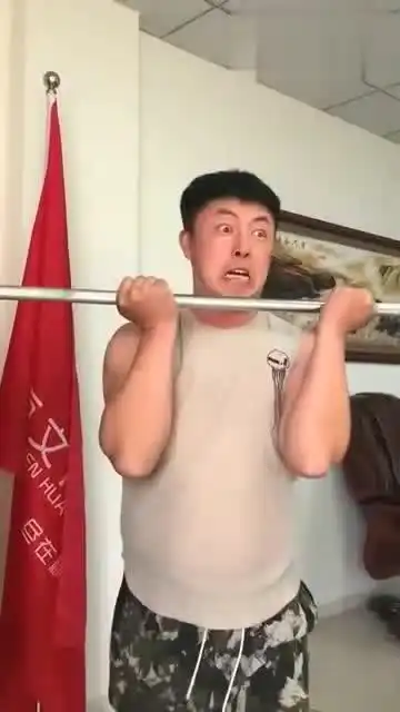  大哥我想问一下,你那一身腱子肉是白练的吗你的表情是认真的