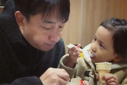  邹市明妻子冉莹颖现身机场,皮肤吹弹可破口红亮眼