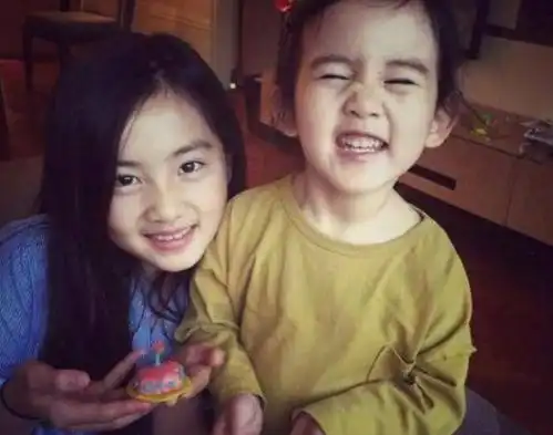  有种撞脸叫黄磊小女儿,意外撞脸女韩星林允儿,网友太像了