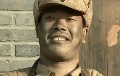  亮剑同样是王有胜守仓库,旧版得意洋洋,新版表情呆楞