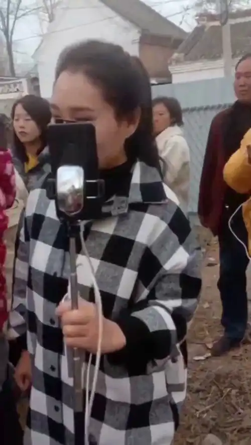  袁庆来了大衣嫂不高兴