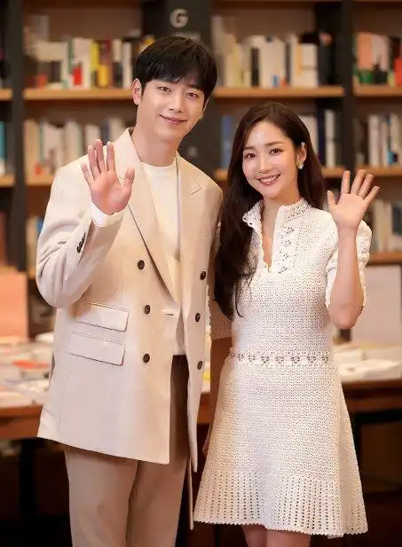 朴敏英也太不显老了,穿白色针织裙现身,少女感不输90后李沁 朴敏英也太不显老了,穿白色针织裙现身,少女感不输90后李沁