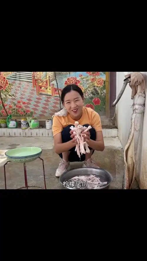  鸡爪还没吃都先吃了柠檬,就是大家的表情太逗了,柠檬鸡爪做法简单,小孩也不嫌辣了都争着吃上