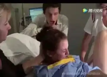 年轻爸爸第一次近距离目睹生娃,吓成表情包