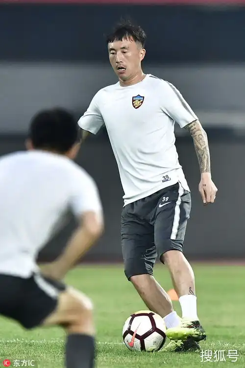  天津权健训练备战众将笑容频现赵旭日表情魔性