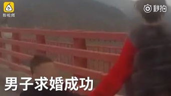  男子高速路上突然下车,向副驾驶乘客长跪不起看得警察都着急了