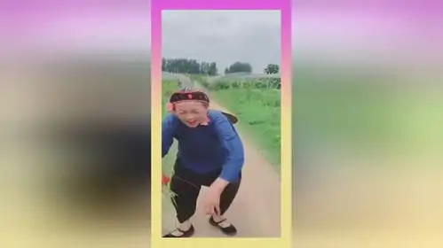  美女扮老人,形象逼真表情到位,这太搞笑了吧