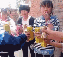  搞笑gif老公说他缺乏安全感,经常要我陪着出行