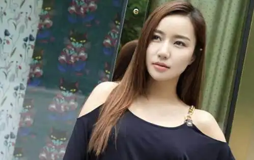  张国立最没用的女儿,花了12年都捧不红,现36岁嫁入豪门