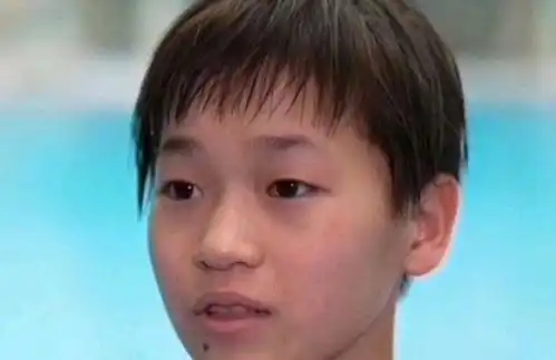  全红婵哥哥拍自家院子美景50万豪车停旁边,光脚坐椅子上的是谁