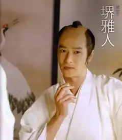  即使他气质儒雅,可他却用强大的颜艺和表情包征服了观众